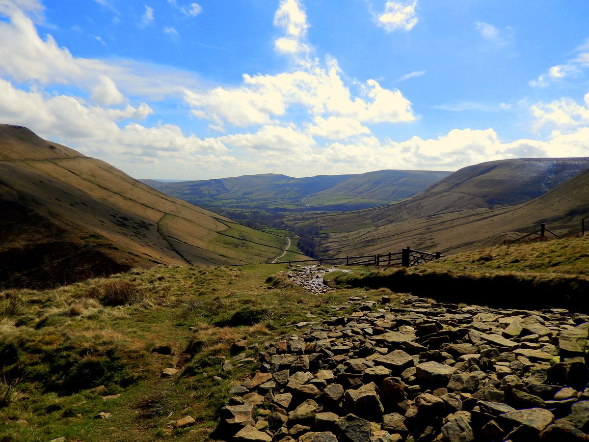 Jule_Reinert's tweet photo. Perfect day for a hike in the Peak District to Kinder Scout! #hiking #peakdistrict @peakdistrict https://t.co/c495bJOYZ2