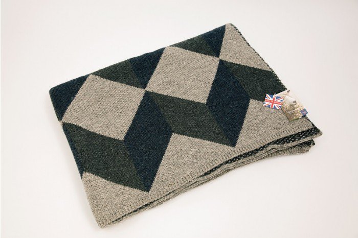 LMBDesign1's tweet image. Most impressed with this #handmade #British wool blanket from @lisawatso at #bctf2016 Great #patchwork #design