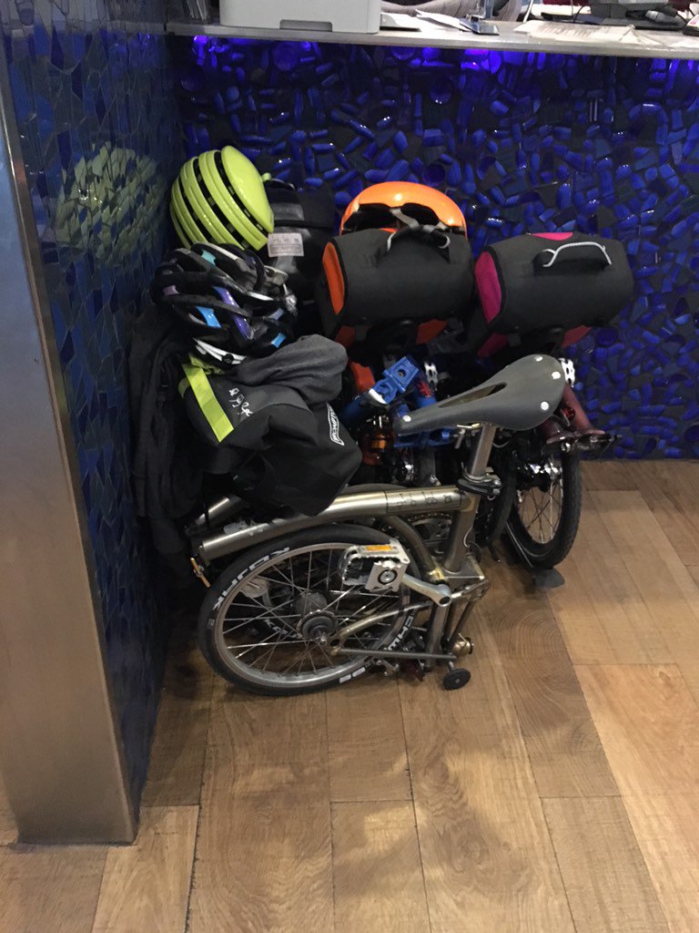 TeamB_Df's tweet photo. @FishersMexico Aún con bicicletas plegables, complican la entrada @bromptonmexico Ya desayunando, #nobikefriendly https://t.co/fHgQAZb4Jg