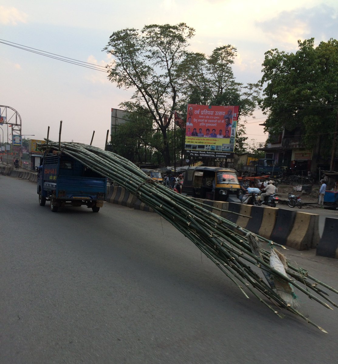 JsrLive's tweet photo. Are we safe on the roads of #Jamshedpur? Traffic police overlooks the safety measures. https://t.co/YQANgZP5An