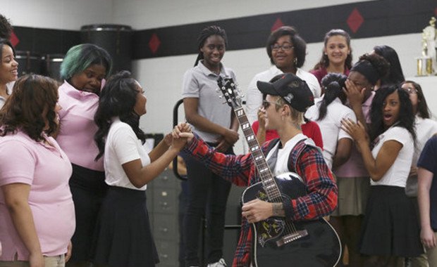 sitevagalume's tweet photo. .@justinbieber surpreende fãs em escola e mais Imagens da Semana https://t.co/XkdOpyWFhe https://t.co/3AhoSYcQk4