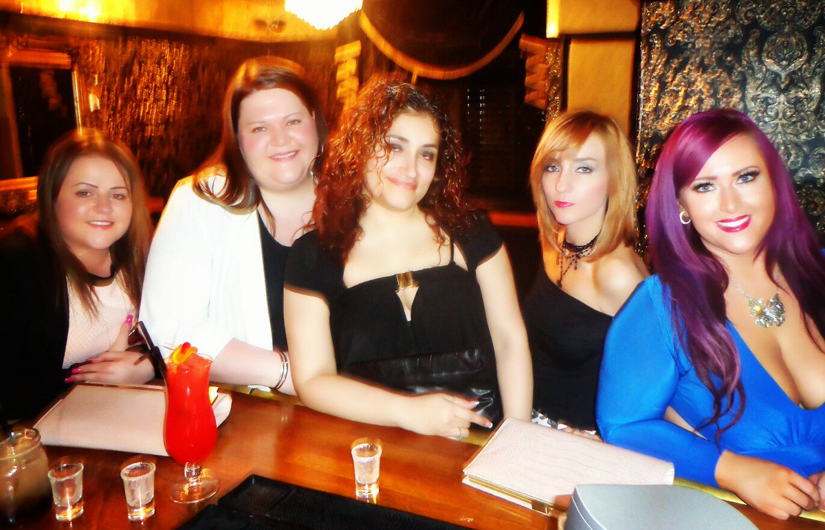 ShellMalham's tweet photo. Bday dinner at @ArensBar 👭🍴#dinner #bday #arensbar @toffski83 https://t.co/T2q3b5N8yo