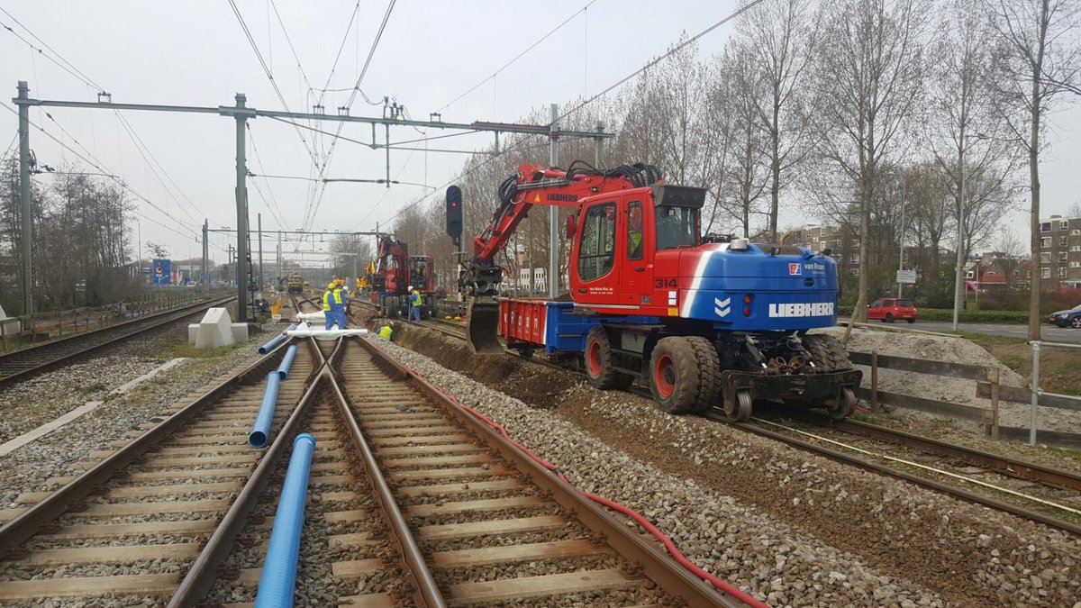 HubertWesterlak's tweet photo. Druk weekend, veel werkzaamheden verricht, @MolhoekGWW met @StruktonRail, spoordek #Beverwijk, @Strukton. https://t.co/MZDBl3KtNE