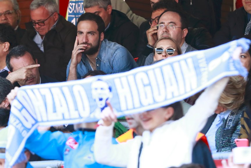 SC_ESPN's tweet photo. El Pipa Higuaín estuvo presente en la goleada 3-0 de Nápoli, y fue ovacionado por los hinchas. https://t.co/jyHnhwnV9O