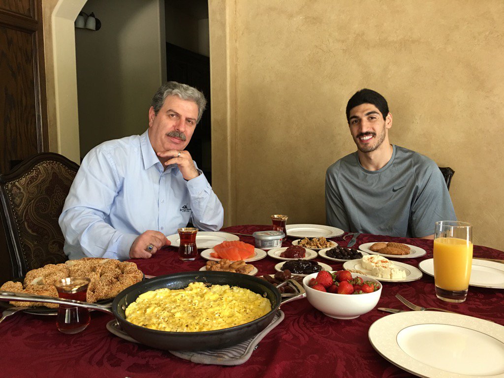 Enes Kardeşim bir kahvaltı hazırlamış ki...