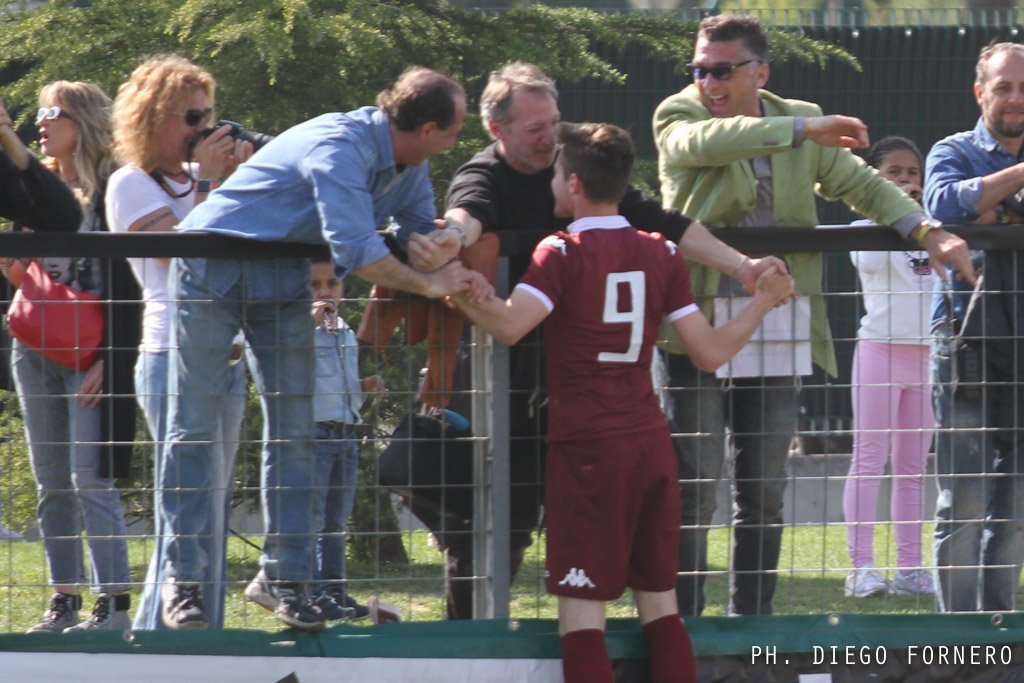 diegofornero's tweet photo. Con la doppietta nel derby sono 17: segnatevi il nome di Ale #Iacuaniello (che festeggia a bordocampo col papà 😅). https://t.co/GHrsiOhzm0