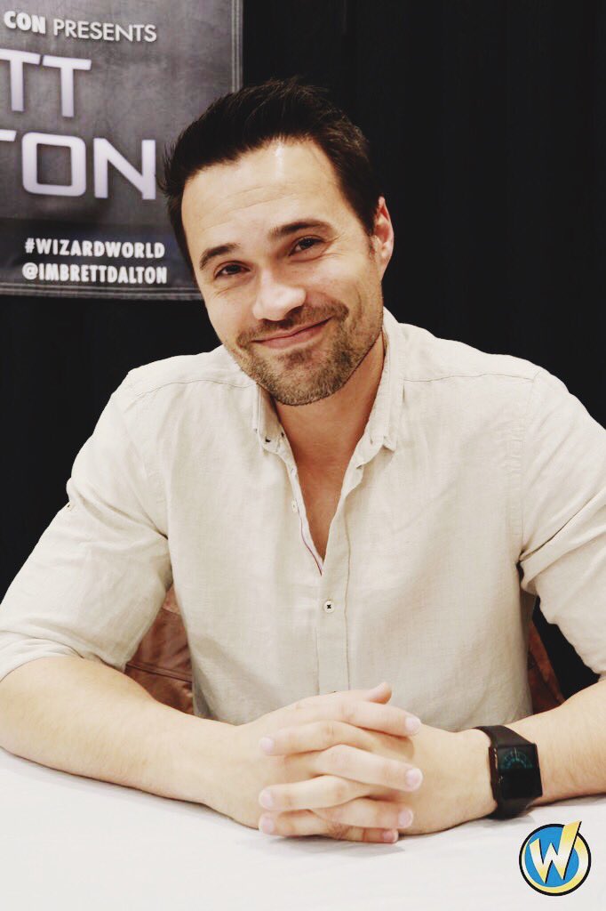 BrettDaltonOrg's tweet photo. Brett being adorable AF at Wizard World Madison this weekend! #DailyBrett https://t.co/vC2YokrqYX https://t.co/87wQtQPITL