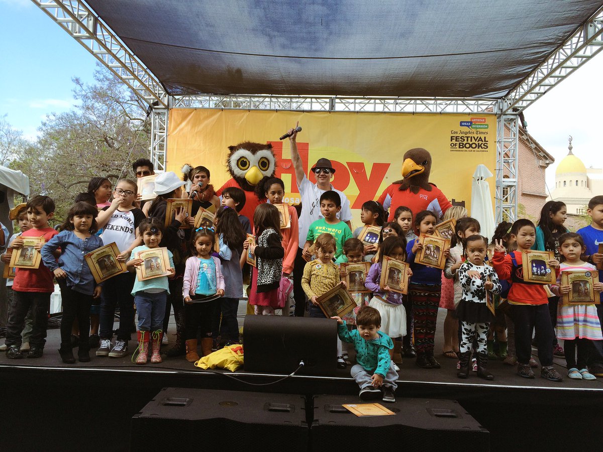 hoylosangeles's tweet photo. El @Gueroloco puso a bailar a todos con su #hiphop en el escenario de #HoyLosAngeles en #librosfest16 @latimesfob https://t.co/v5iARjqrfI