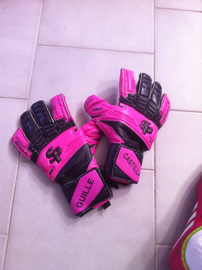 CastillaGuille's tweet photo. Buen estreno de guantes tumbando al líder 💪💪, gracias a mis amigos de @SoloporteroSev!! https://t.co/fr4JHGZqD1