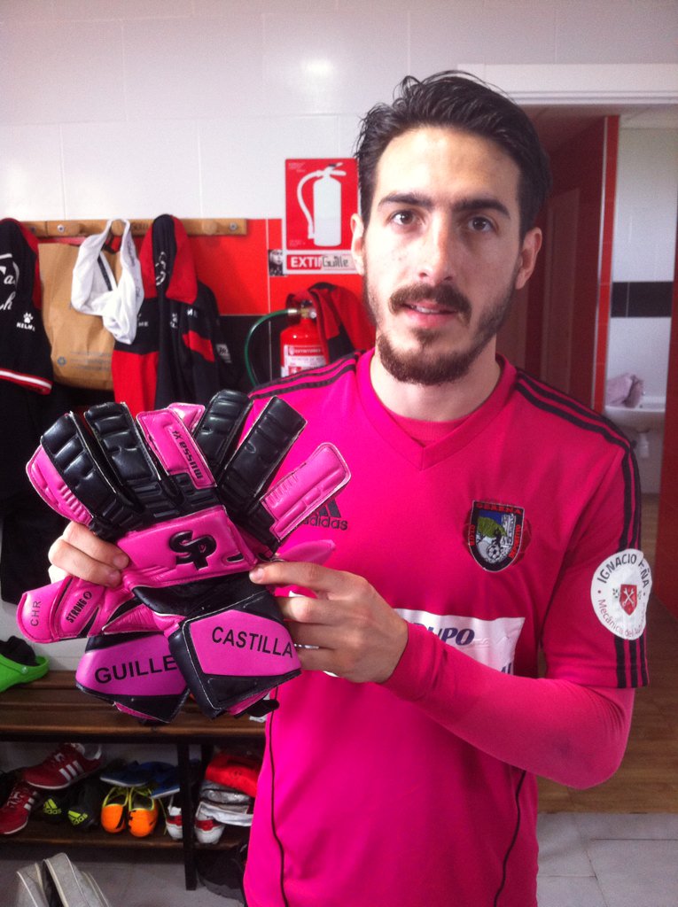 CastillaGuille's tweet photo. Buen estreno de guantes tumbando al líder 💪💪, gracias a mis amigos de @SoloporteroSev!! https://t.co/fr4JHGZqD1