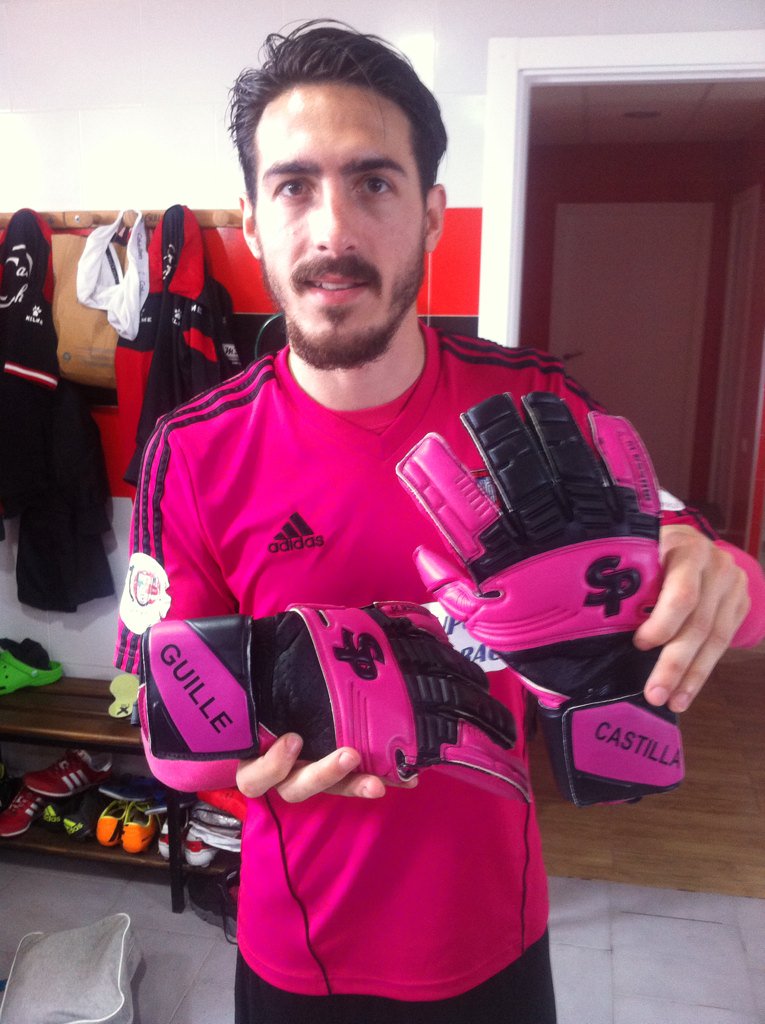 CastillaGuille's tweet photo. Buen estreno de guantes tumbando al líder 💪💪, gracias a mis amigos de @SoloporteroSev!! https://t.co/fr4JHGZqD1