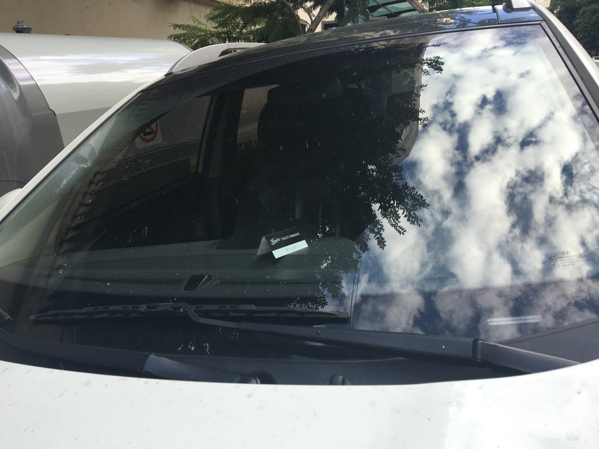 negrovirasoro's tweet photo. @Alerta140 #STO este auto estaciona así porque #fervor Restaurant #coimea a la #policia #coimeros https://t.co/nkbJL1k7Ck