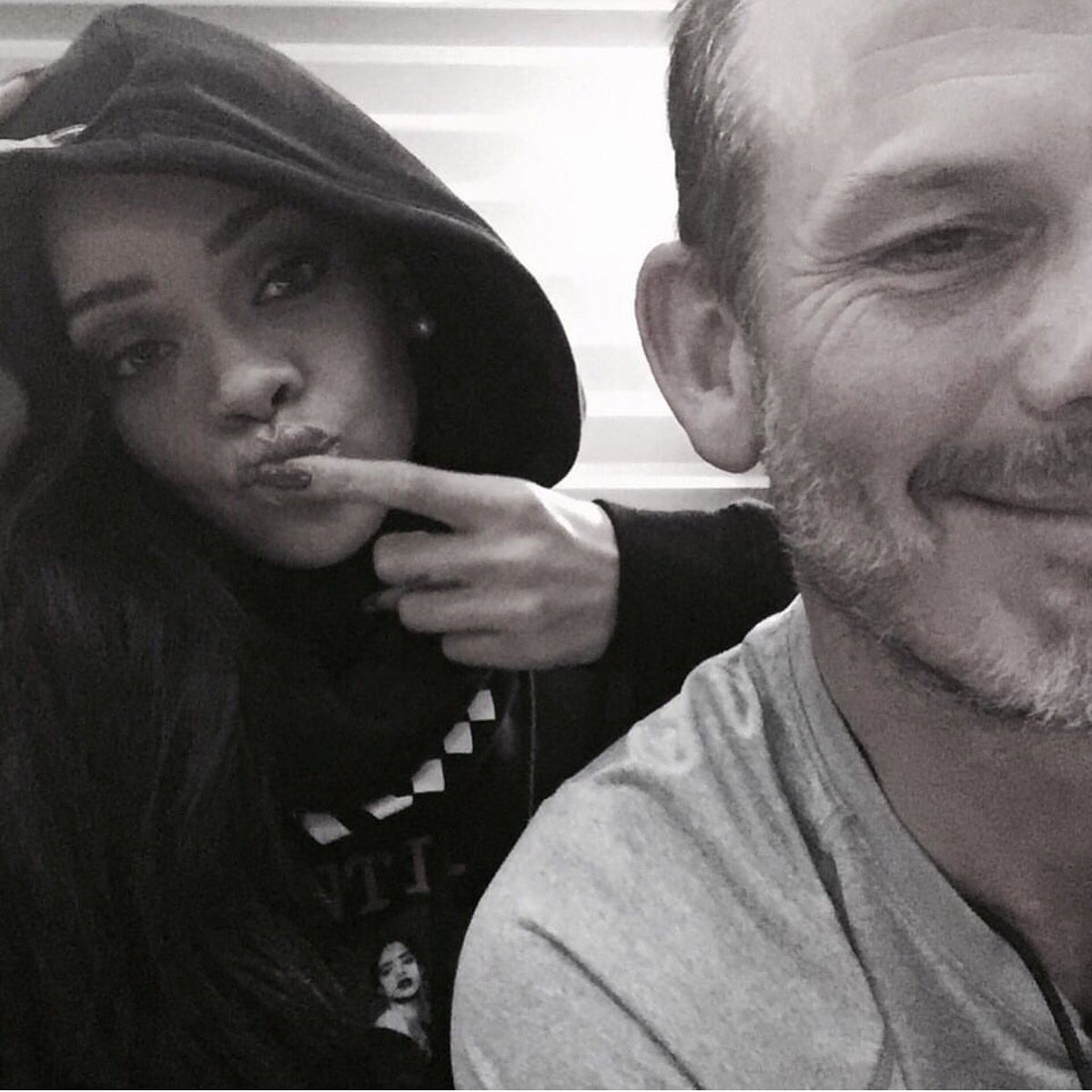 New photo of RiRi and film director Peter Berg. 👀