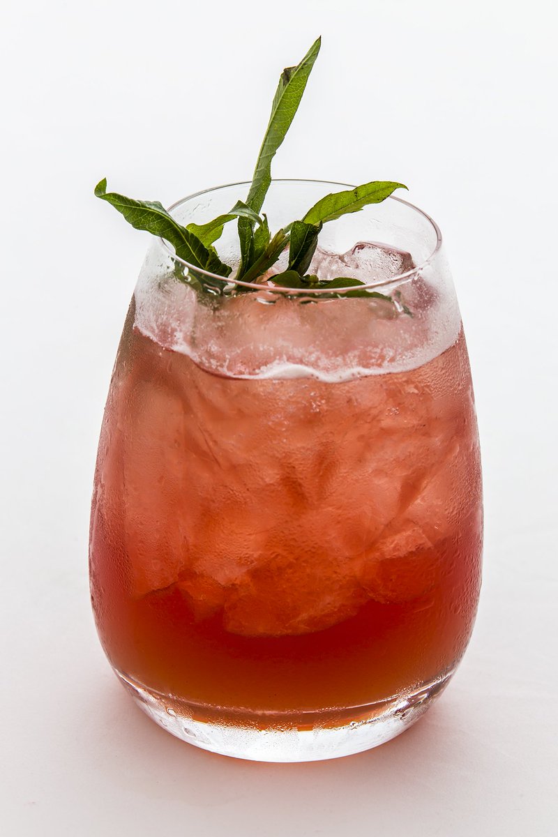 Hoy nos tomamos un #Balconero por <a href="/elotrohugo/">Hugo</a>. Campari, Cinzano dry y soda a base de anana y cedron. #MAPAverano