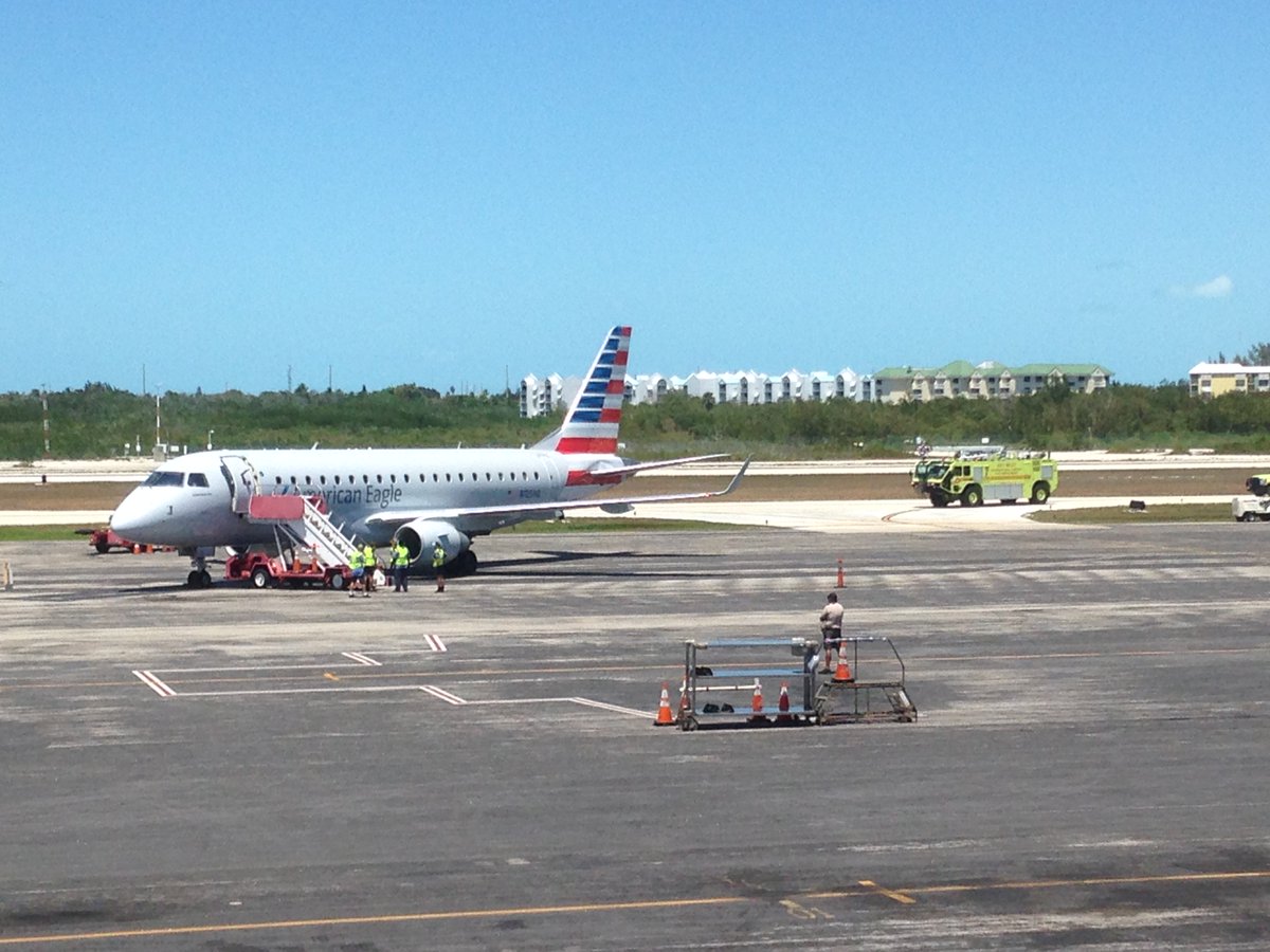 Bird strikes American Airlines plane, causes engine failure bit.ly/1Q23yYE?utm_me… https://t.co/m8xIqFCcrN