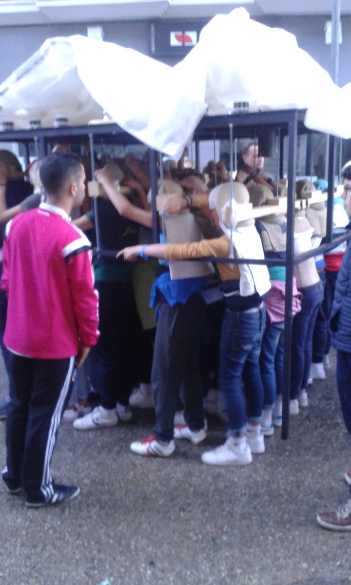 Sentenyesperanz's tweet photo. Ensayo del grupo joven,preparandose para la Cruz de Mayo https://t.co/vGwYRM7VwC