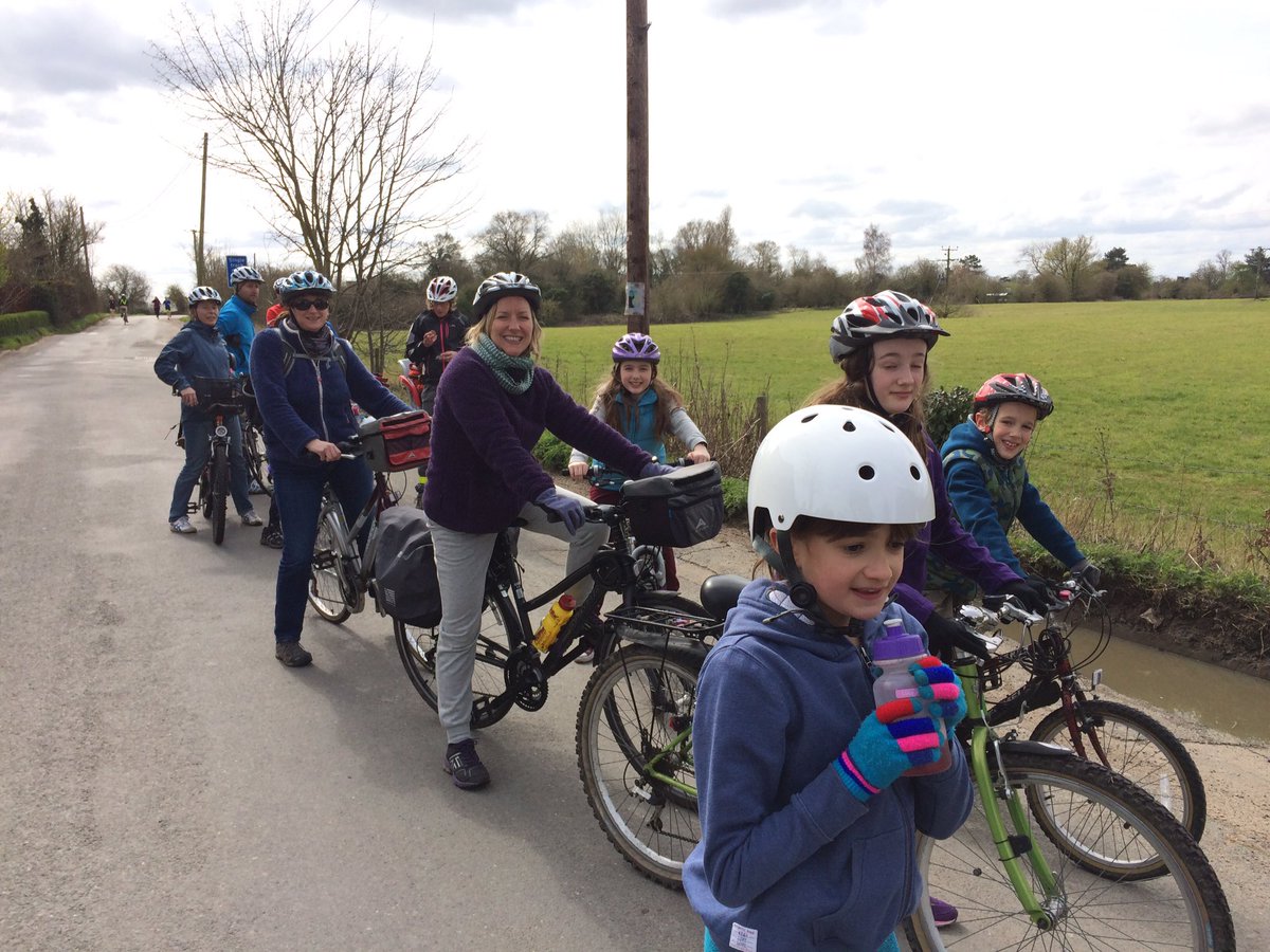 FarmeryBrett's tweet photo. @AbingdonCycFest #rideabingdon today's 8 mile family cycle ride - great day for it https://t.co/DgRNQa9MiD