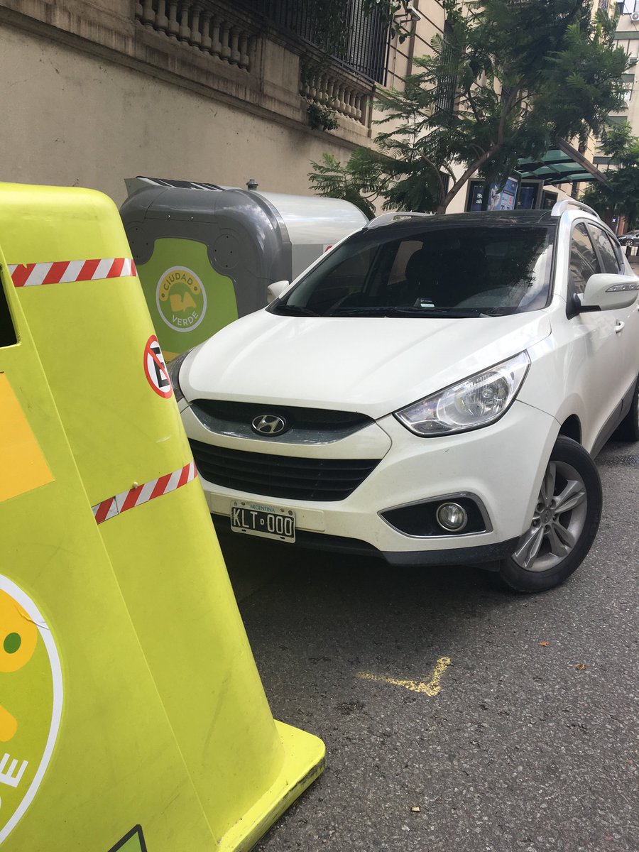 negrovirasoro's tweet photo. @Alerta140 #STO este auto estaciona así porque #fervor Restaurant #coimea a la #policia #coimeros https://t.co/nkbJL1k7Ck