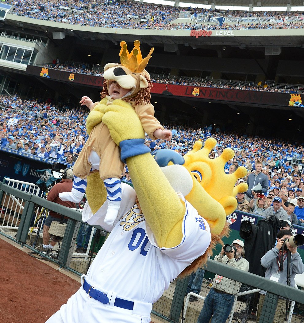 Royals's tweet photo. 🦁 Everything the light touches is our kingdom 🦁 https://t.co/CvlIVHZG28