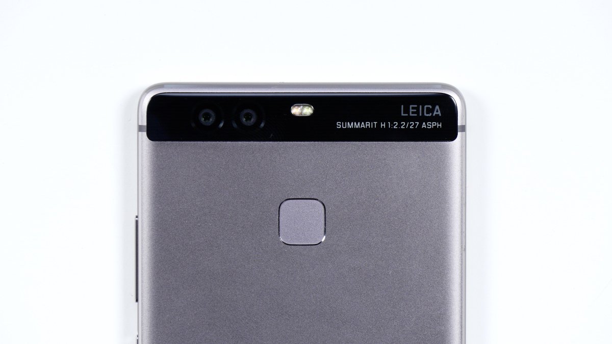 UnboxTherapy's tweet photo. Going to pick the winner for the @HuaweiDevice P9 Smartphone today. https://t.co/JsqKBVUjk6