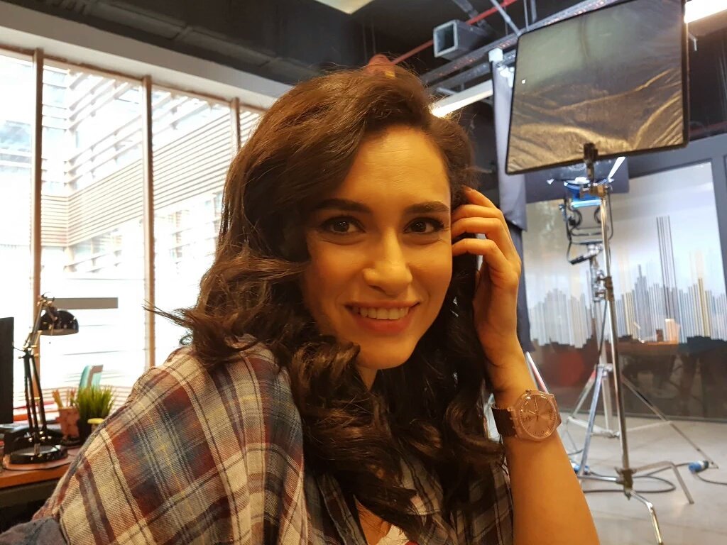 handedlikli's tweet photo. #HayatımınAşkı setinden #HandeDoğandemir #SerkanÇayoğlu 
photo by: @tokyophonline https://t.co/ZyFLWGoztF