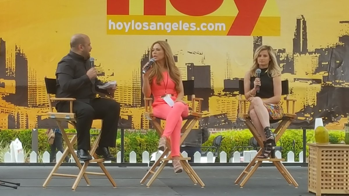 hoylosangeles's tweet photo. #librosfest16, Claudia Molina habla sobre la importancia de tomar jugos y de su nuevo libro #JugosayFit. https://t.co/8QiqPhWdNQ
