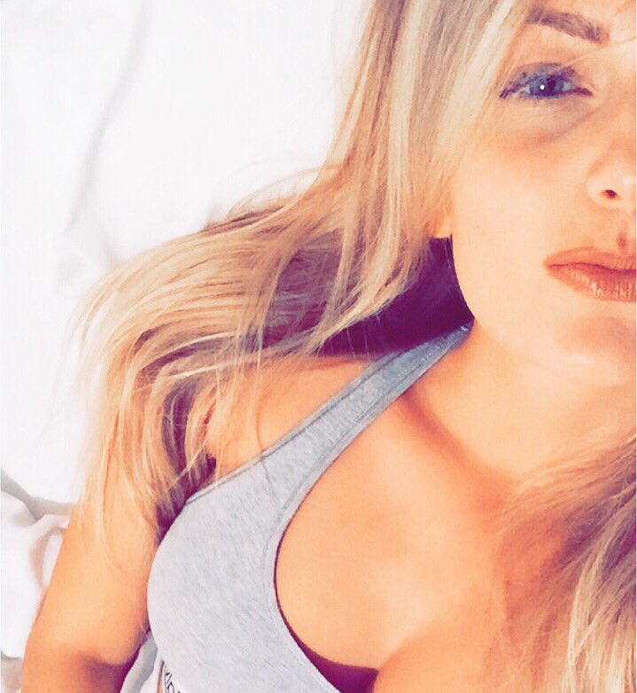 LeonieXParker's tweet photo. Half Faced ๐๐๐#halfface #halffaceselfie #sunday #whitesheets #lazysundays #lazy #whyisitmondaytomorrow #blondie https://t.co/nxy4ncSGzr