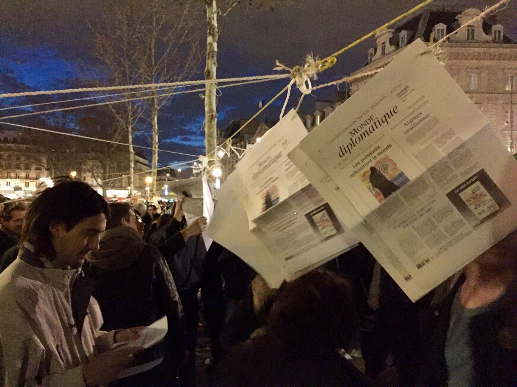 mdiplo's tweet photo. Le Diplo s'arrache à la #NuitDebout https://t.co/jxxWy0IDhW