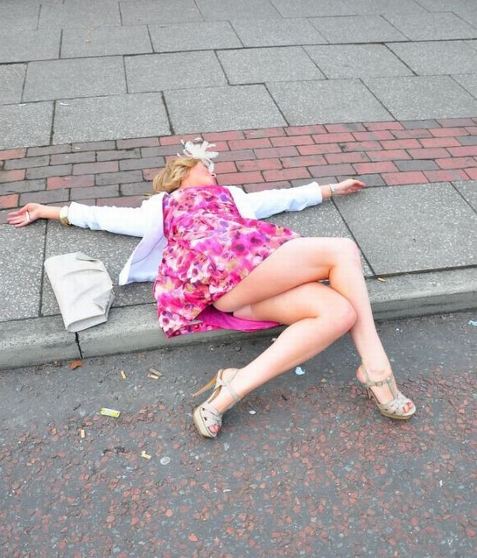 русские женщины в возрасте домашнее. пьяные женщины в возрасте. женщина с вином в возрасте. фото пьяных спящих девушек. девушка валяется на улице.