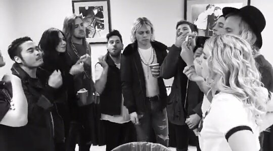 RylandLynsh's tweet photo. @officialR5 @paradeoflights &amp; @rylandlynch https://t.co/Ksko9A3uEp