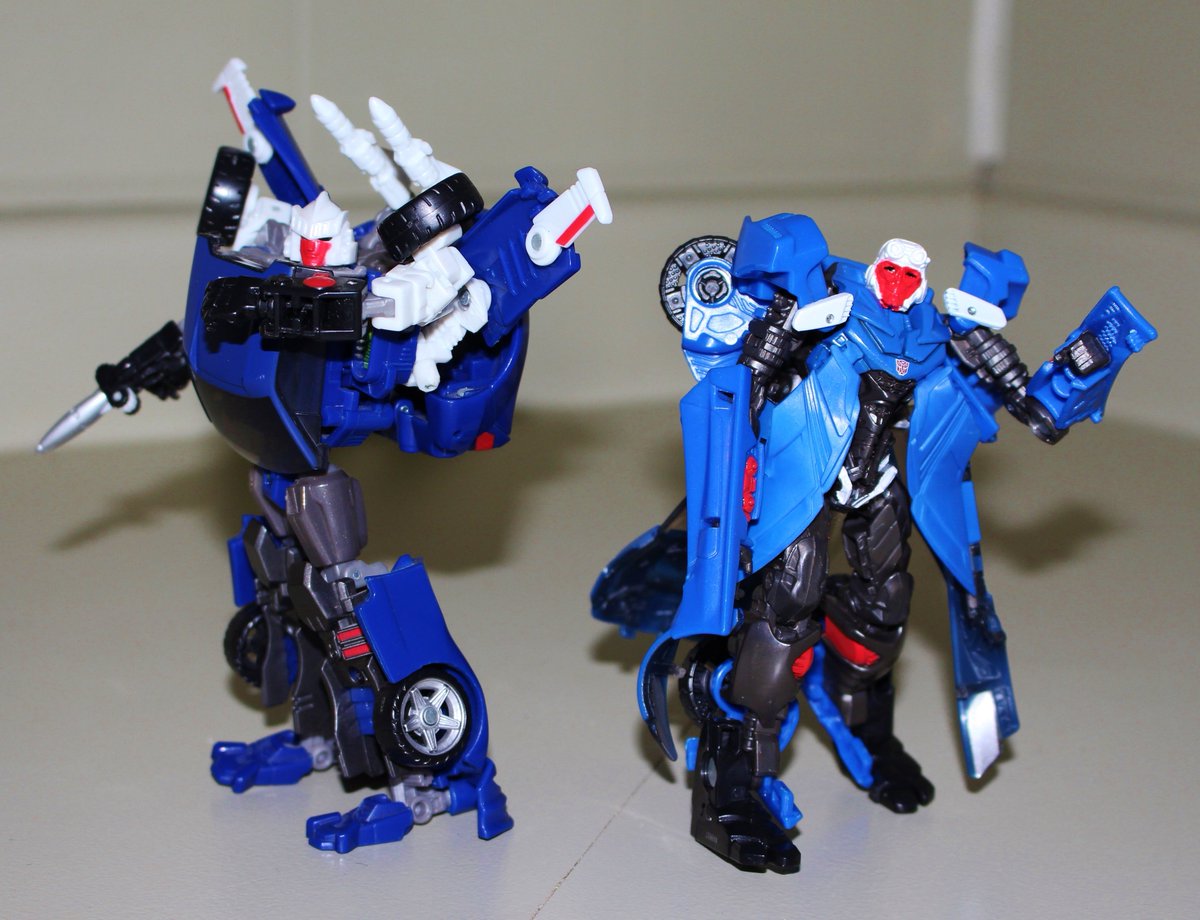 DennisMoulton1's tweet photo. #transformersreview of #transformers #AoE #bumblebee and #hotshot at https://t.co/hSS9CuRywu Photos by @smcpeake709 https://t.co/dz1WhpiHrX