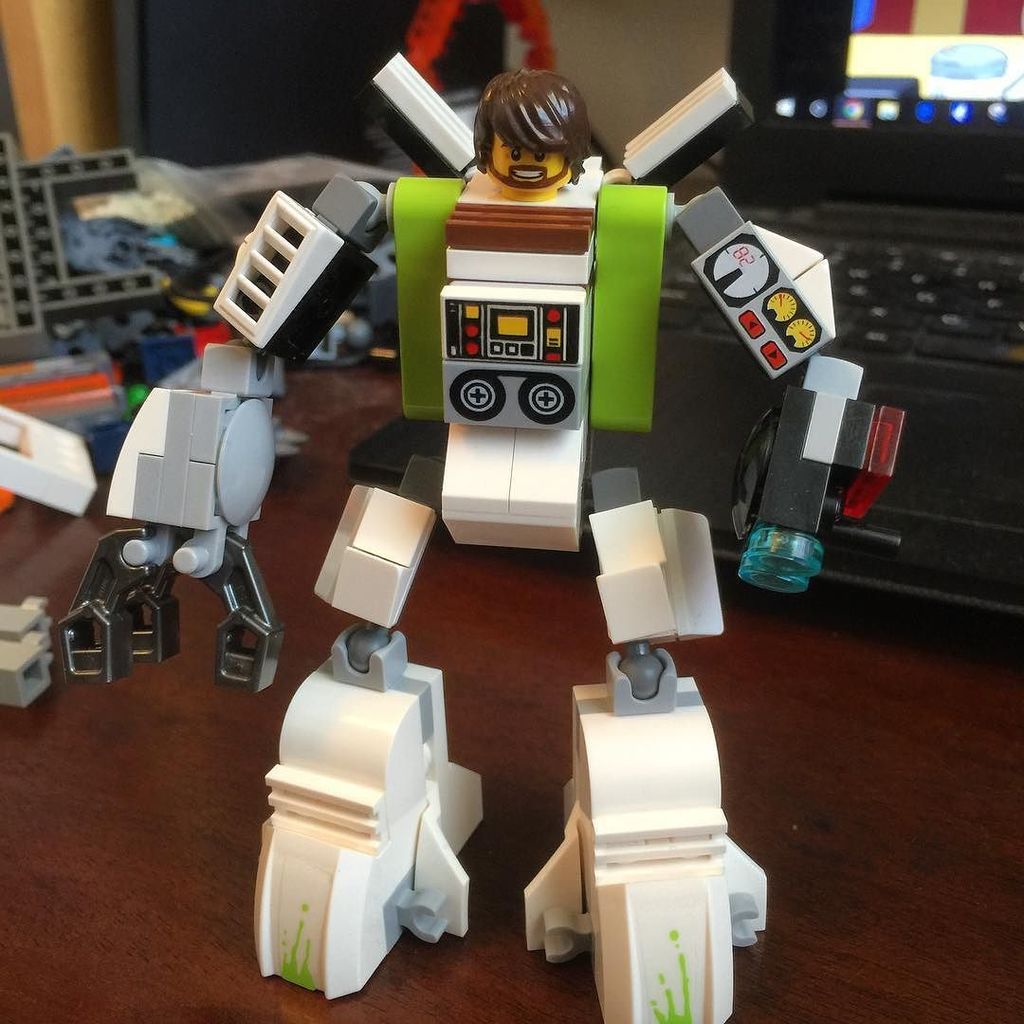 themadstacker's tweet image. The upgraded Loggins Mk. II is highly mobile and powered by pure smooth music #lego #pbf20… ift.tt/1SY6j1Z