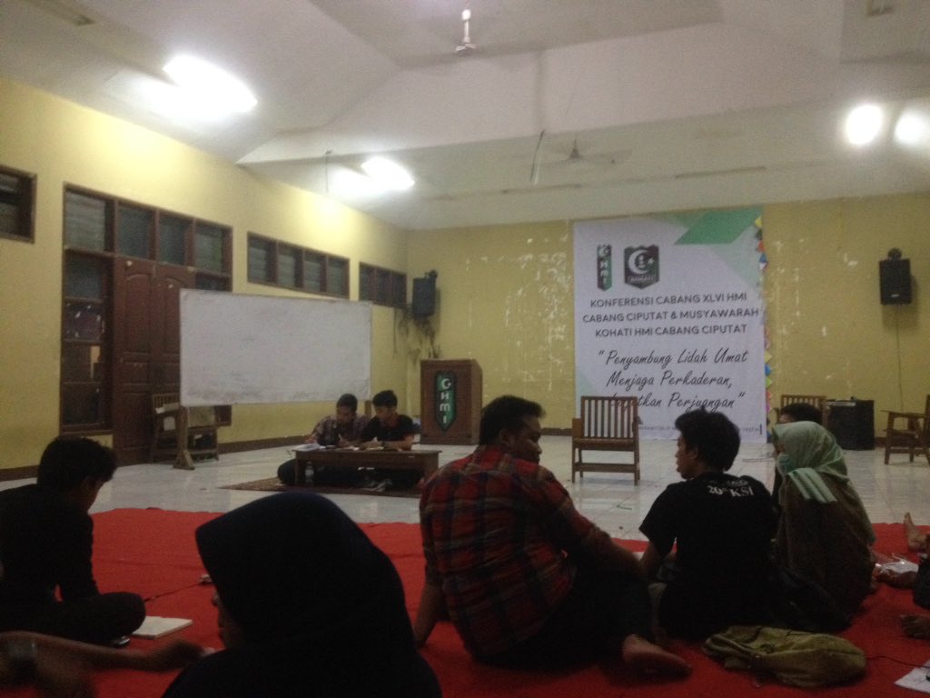 komfaksy's tweet photo. Sedang berlangsung Sidang Paripurna Komisi, sebagai rangkaian dari agenda Konfercab HMI @hmicbgciputat https://t.co/98txxPLqrO