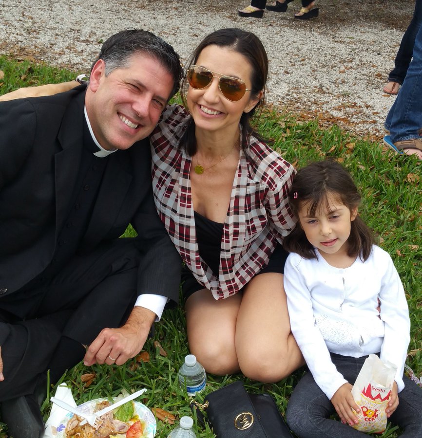 Así vive ahora la esposa del controvertido Padre Alberto – Metro Puerto Rico