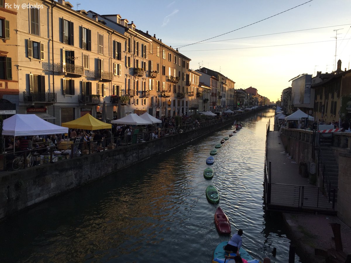doalps's tweet photo. Al #tramonto, un treno di canoe solca i #Navigli #Milanoinfiore #Milano #lombardia #Navigliinfiore #lp @3BMeteo https://t.co/4PcszVjub0