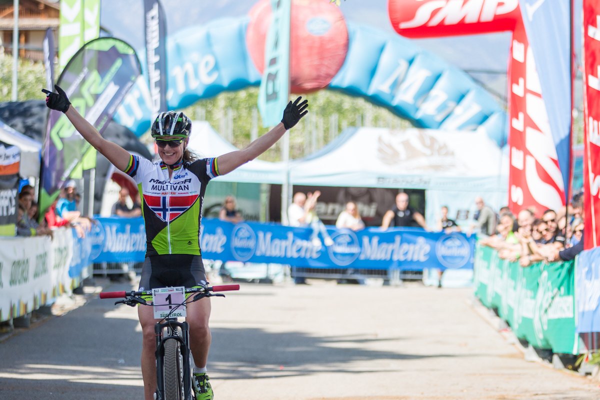 MtbCultMagazine's tweet photo. @intitaliamtb a #Nalles: #GunnRitaDahle e @StephaneTempier. Bene @chiarateocchi #LucaBraidot https://t.co/UrnYZ2yCGT https://t.co/sUBCYqfYii