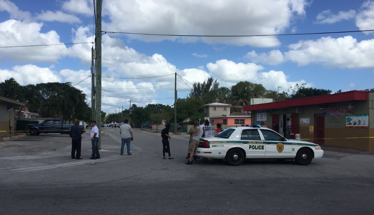 1 killed,1 injured in drive-by shooting, police say bit.ly/1XpwD6f?utm_me… Follow @LianeMorejonTV for updates https://t.co/zLYVhMzc6c