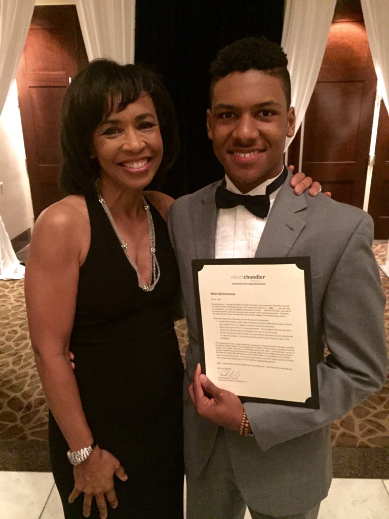 AngelBJD's tweet photo. #ECFgala2016 @GinaGaston13 #HightowerHS https://t.co/Zfz8o05LRn