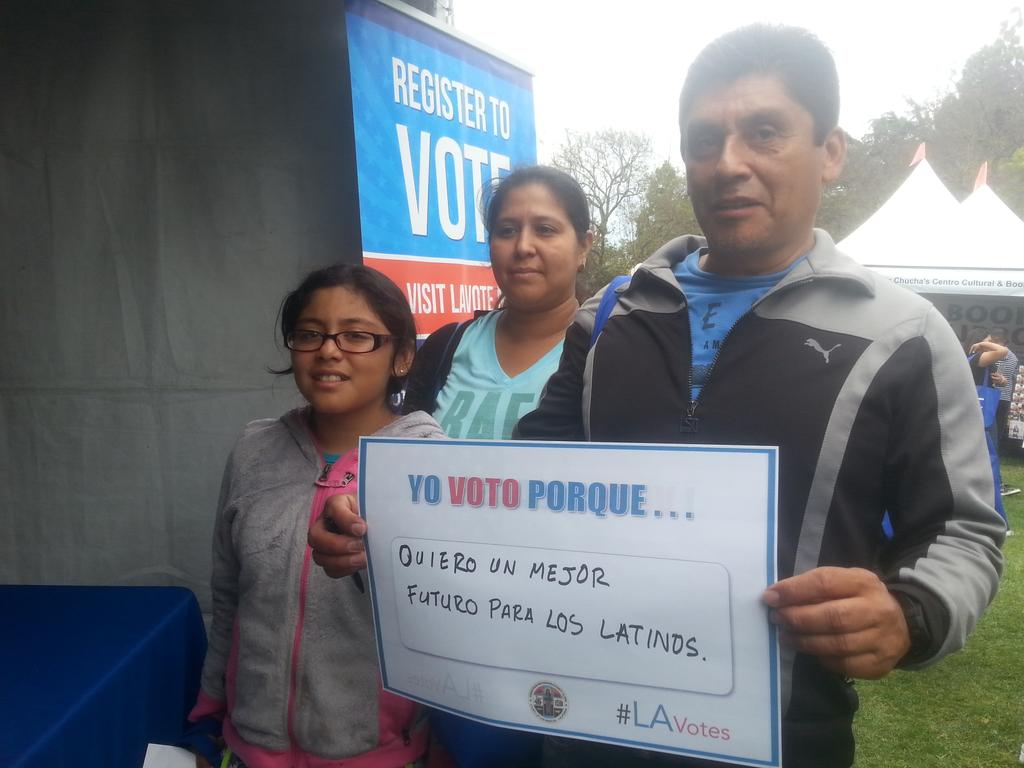 SoudiJimenez's tweet photo. Latinos comprometidos a votar en #Elecciones 2016 visitan #Bookfest #Librosfest16 @hoylosangeles @LACountyRRCC https://t.co/mk2MHTSjUf