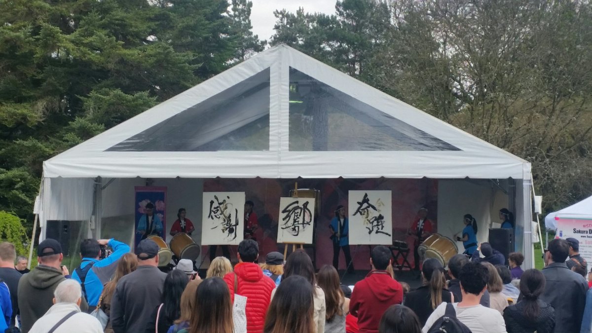 OfficialVCBF's tweet photo. Enjoying the rhythmic beats of the Japanese calligraphy and drumming performance #sakuradays #VCBF10 https://t.co/KunTzSNOqD