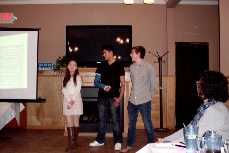 MontiHS_AOF's tweet photo. Academy of Finance students Jaclynn, Cameron, and Ryan give a presentation to the Rotary meeting with Mrs.Bahrenburg https://t.co/Q1yWvpHwZk