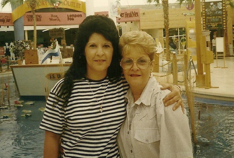KeenanRoseAnn's tweet photo. #NationalSiblingsDay my only Sibling , lost her 3 years ago to stage 4 lung cancer, I miss her so ❤️ https://t.co/FZenkgu6Gv