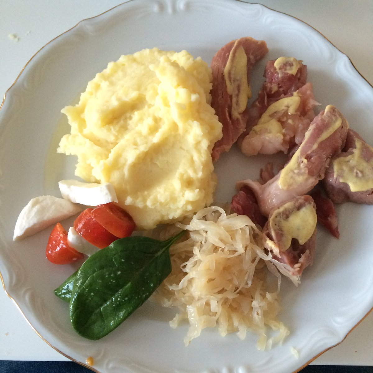 FreddanL's tweet photo. Mm... Fläsklägg med dijon, surkål och potatismos! https://t.co/LTIPuK0Sab