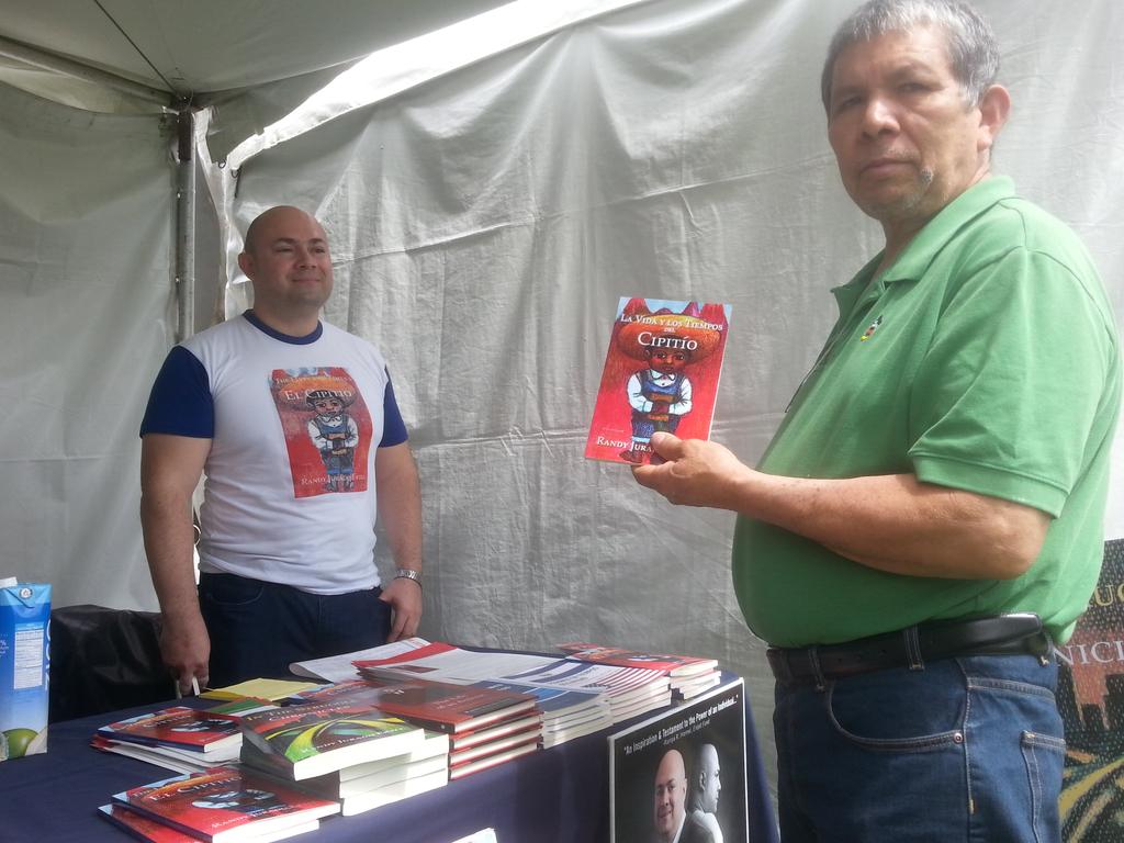 SoudiJimenez's tweet photo. Autores locales en el #Bookfest @hoylosangeles @RandyErtll #Librosfest16 #ElCipitio #ElSalvador https://t.co/LMnp1aWWqz