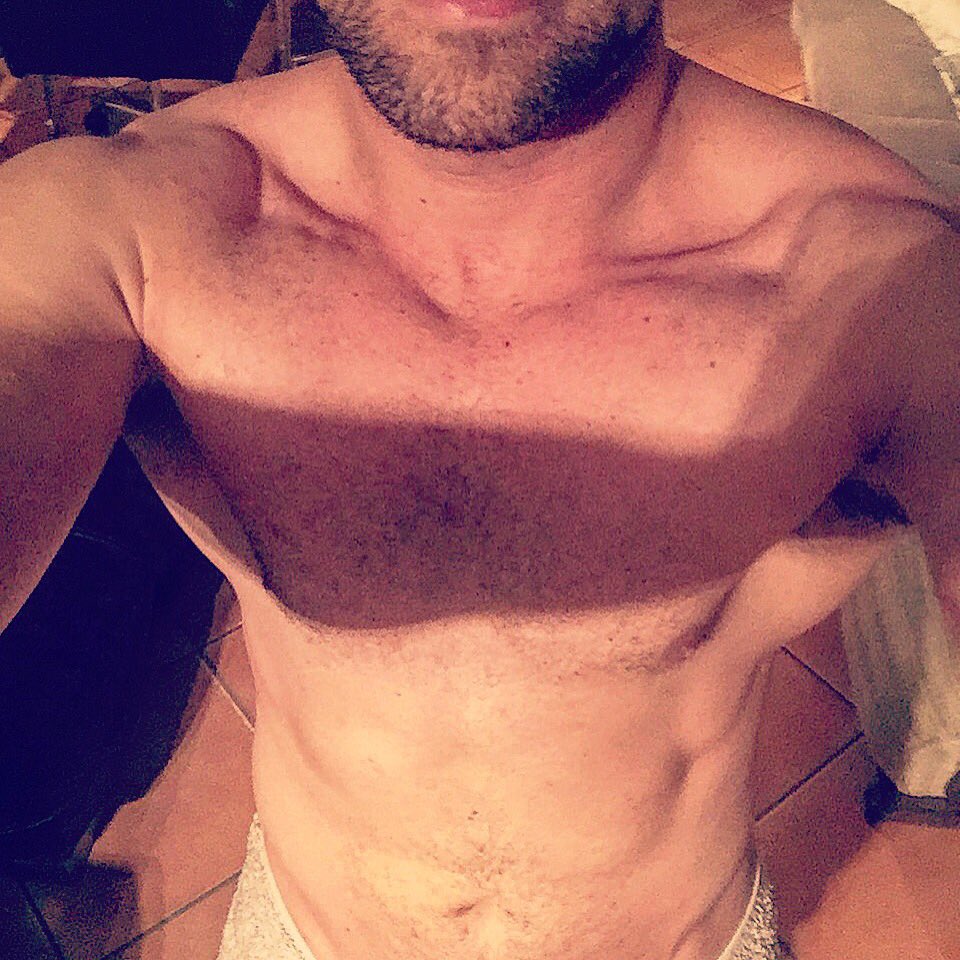 ClintOnTheBrink's tweet photo. 4 weeks no diet..3 weeks no training. From tomorrow we rebuild 💪🏽💪🏽💯 @BiogenSA #SOLDIERFITNESS #RememberYourMission https://t.co/ModJhdQsBP