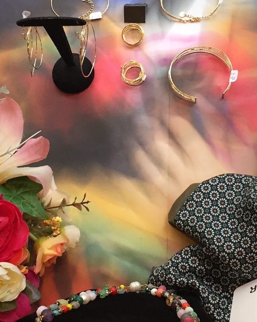 ParisInstagram's tweet photo. Shadé #vitrine #ete #createurdetalent #vetements #foulard #pierrelouismascia #collier #pie… https://t.co/IPKDMFsdjz https://t.co/2iFLS4j8pE