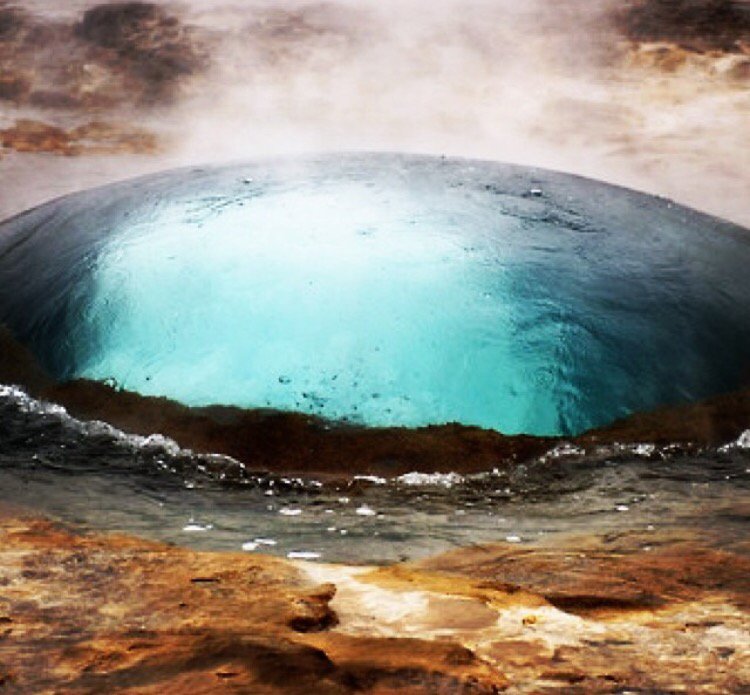 SwchsGeology's tweet photo. Swelling of water just before the geyser eruption #iceland #geysereruption #slowgeyser https://t.co/ulg24gsZcZ