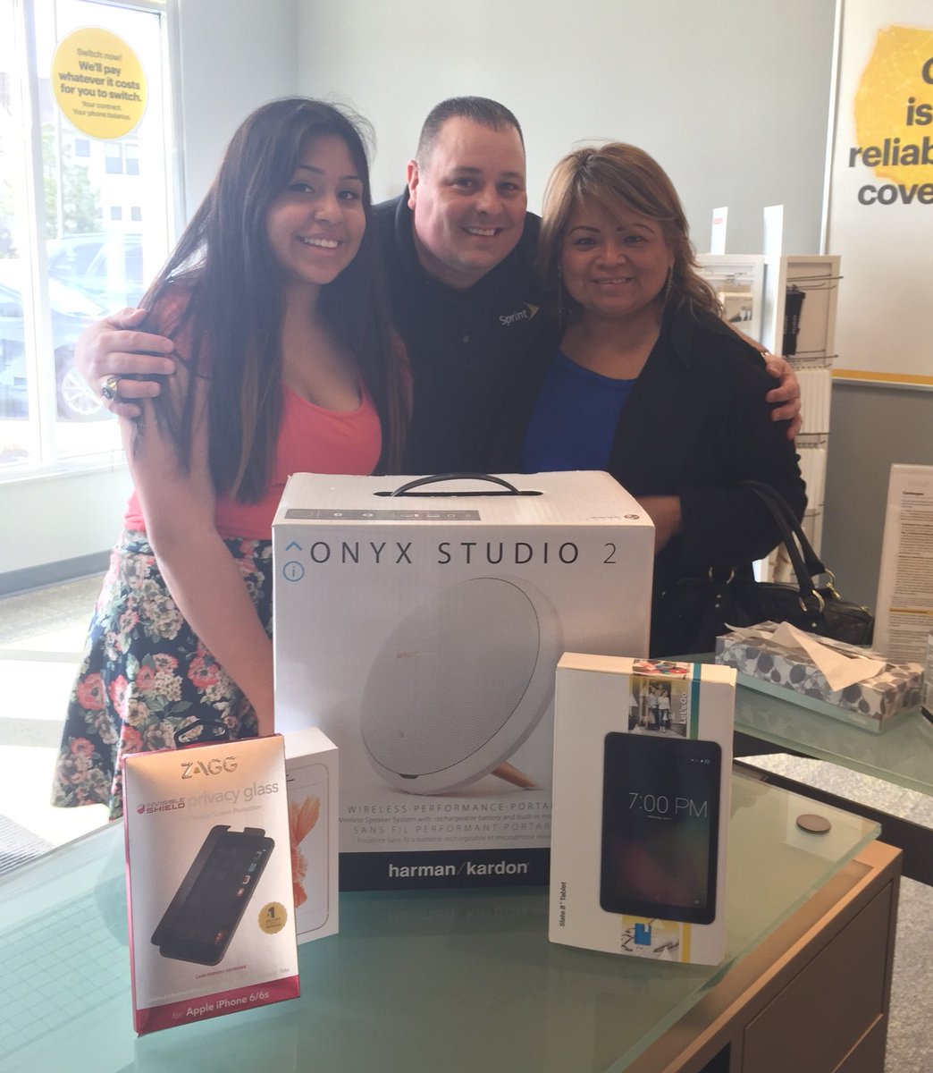 SprintWolfpack's tweet photo. @TeamTNT @mmcmahon09 
Creating customers for life. Welcome to Sprint! #worldclassservice https://t.co/3oPQXu9jVg