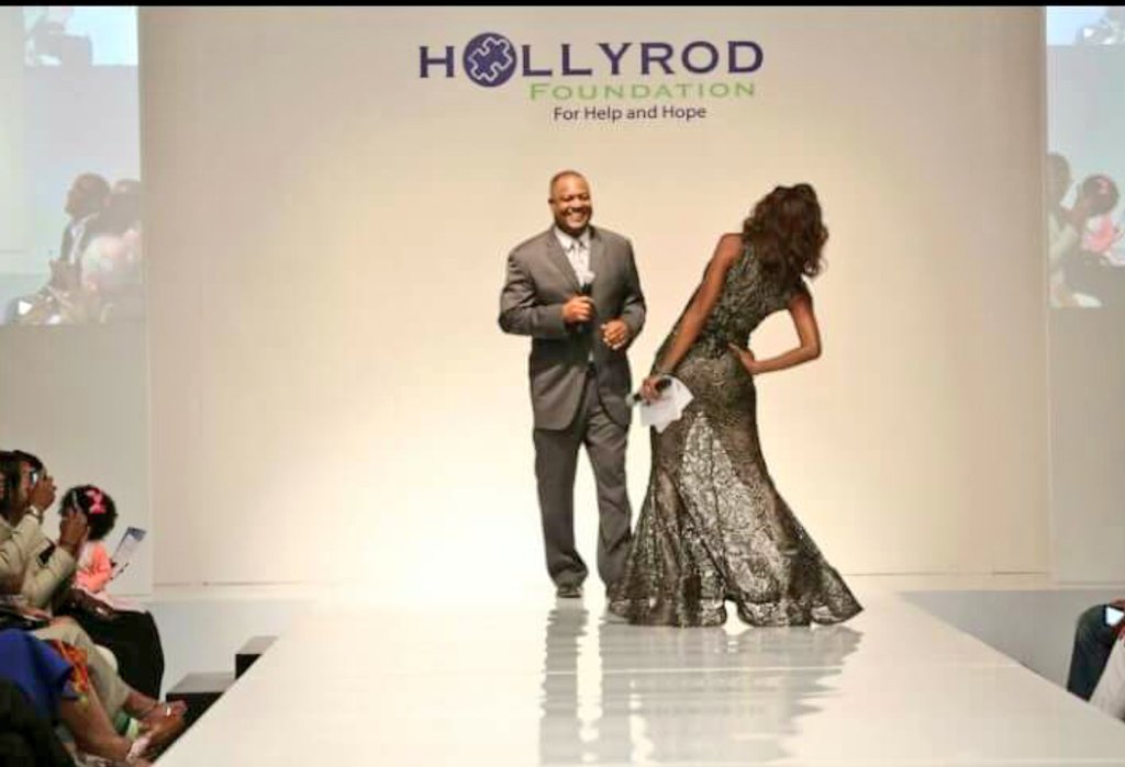 hollyrpeete's tweet photo. Not really sure what this pose means. #ForPeetesSake #ImNoNaomi #RunwayFail #BarbizonTrained π’π https://t.co/VdhLRHi8yP