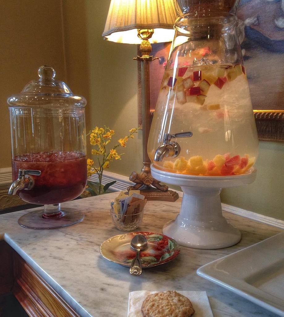 karynlocke's tweet photo. I feel so at home @theinnonnegley . Fresh chocolate chip cookies and fruit-infused water. Can I just stay forever? … https://t.co/ebUhmAuCM6
